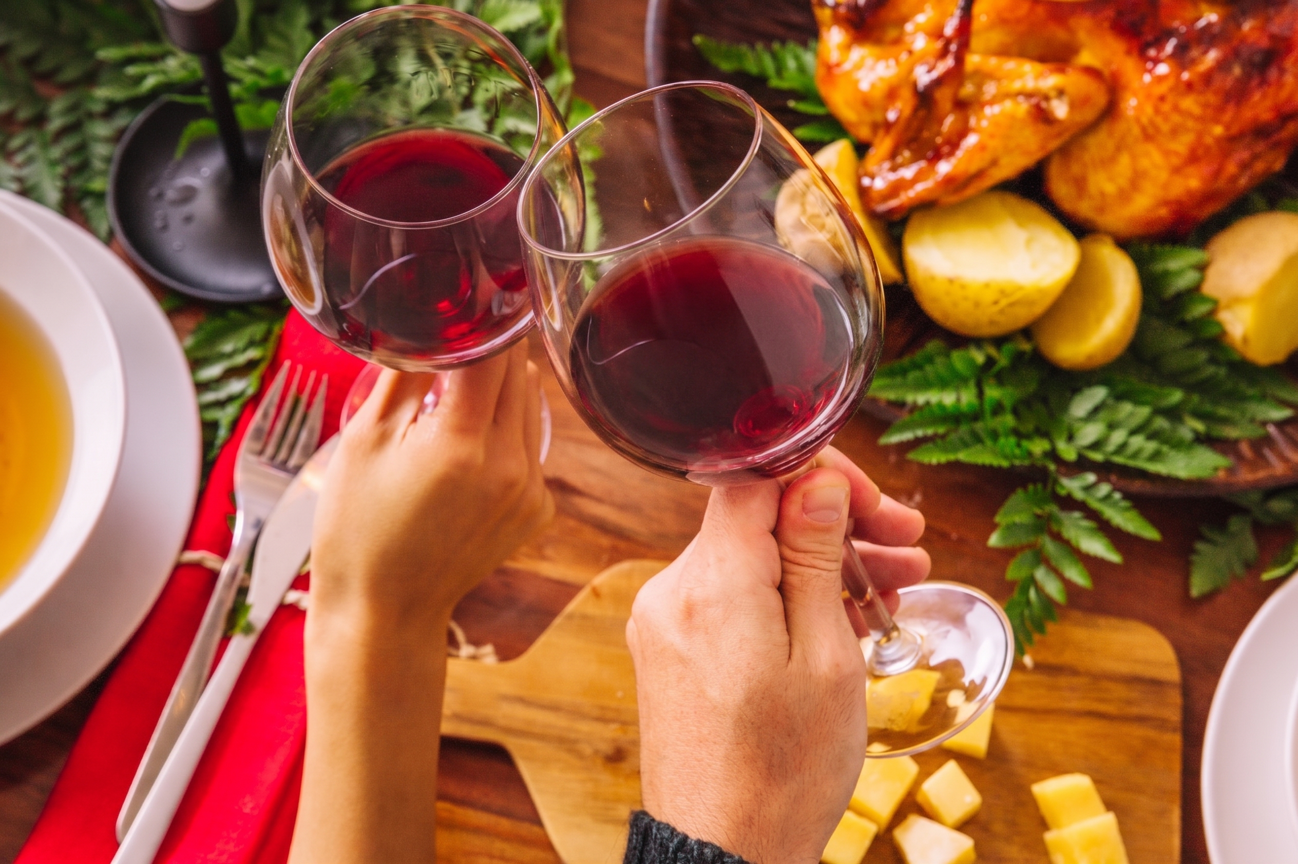 dos copas de vino en comida