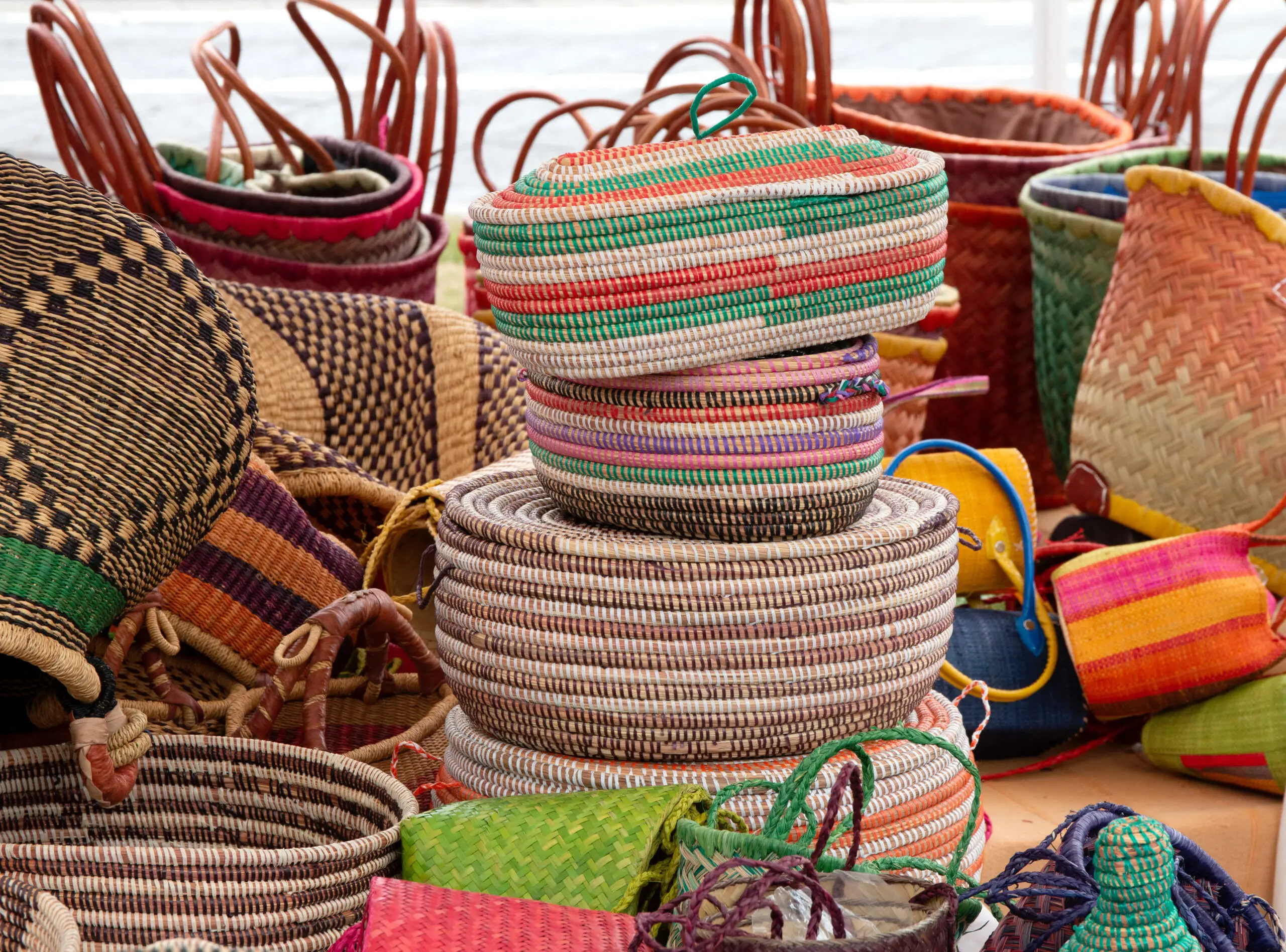 fibras, tejidos, bordados, cesterías, tintes, joyerías, sombrererías, trabajos en madera, cuero, semillas, chaquiras, palma, fique, caña